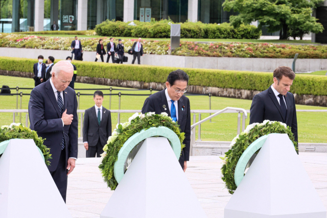 조 바이든(왼쪽부터) 미국 대통령과 기시다 후미오 일본 총리, 에마뉘엘 마크롱 프랑스 대통령이 19일 히로시마 평화기념공원을 방문해 헌화식에 참석하고 있다. AFP 연합뉴스