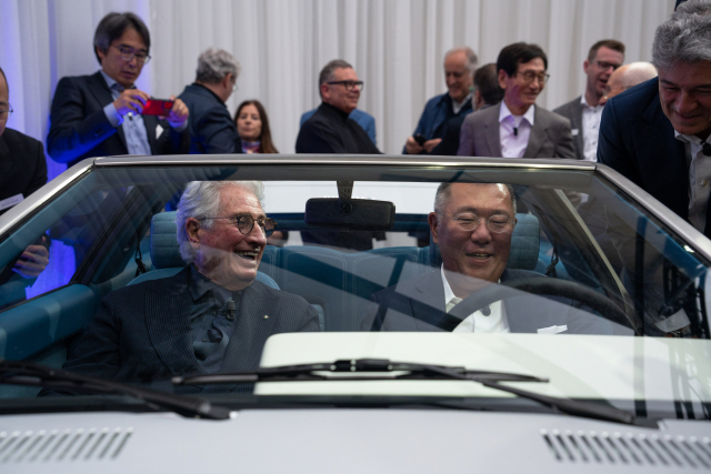 정의선(오른쪽) 현대차그룹 회장이 18일 이탈리아 레이크 코모에서 열린 ‘현대 리뉴이온’ 행사에서 포니 쿠페 콘셉트 복원 차량을 디자인한 조르제토 주지아로와 이야기를 나누며 웃고 있다. 사진제공=현대차그룹