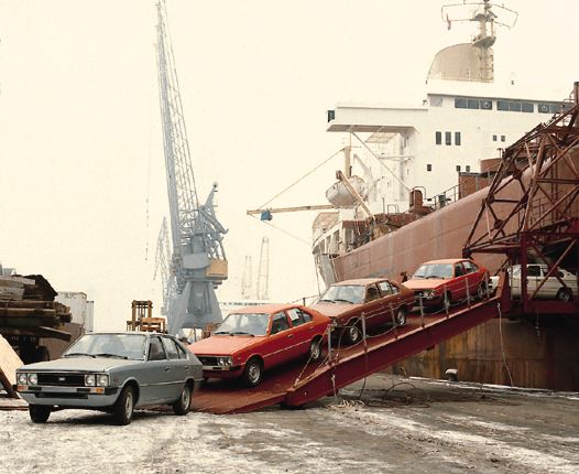 현대자동차 최초의 수출 자동차 포니가 1976년 6월 에콰도르 콰야길의 항구에 하선되고 있다. 사진 제공=현대차