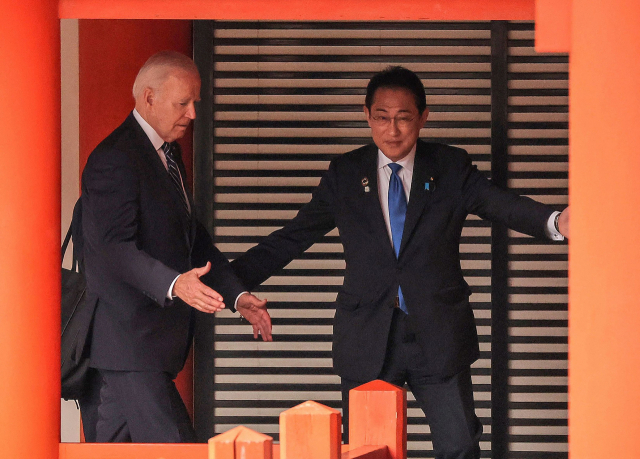 기시다 후미오(오른쪽) 일본 총리가 19일 히로시마 미야지마의 이쓰쿠시마 신사에서 조 바이든 미국 대통령을 안내하고 있다. AFP연합뉴스