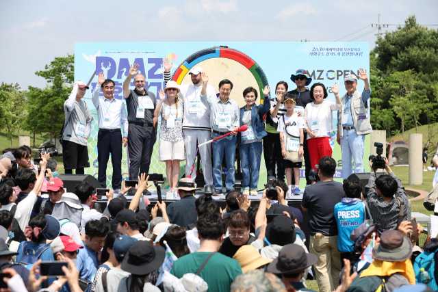 20일 파주 임진각 일대에서 열린 ‘2023 DMZ 평화 걷기 대회’에 참가한 김동연 경기도지사가 도민들에게 인사하고 있다. 사진 제공 = 경기도