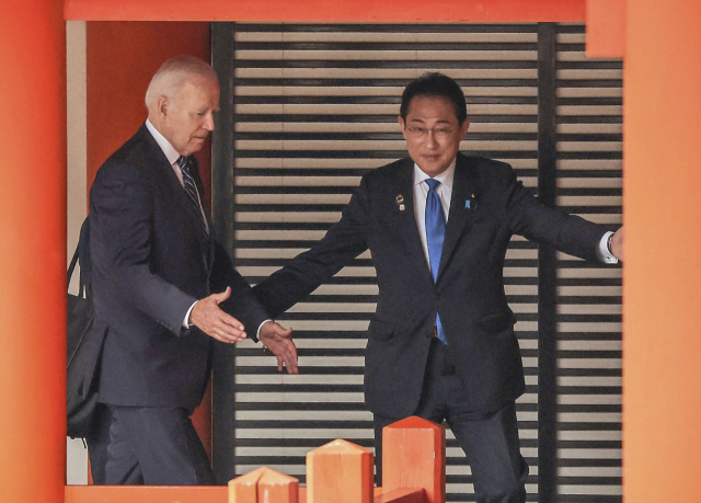 조 바이든(왼쪽) 미국 대통령과 기시다 후미오 일본 총리가 일본 히로시마현의 이쓰쿠시마 신사를 방문하고 있다. 교도 AP 연합뉴스