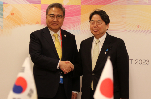 박진 외교부 장관(왼쪽)과 하야시 요시마사 일본 외무상이 20일 주요 7개국(G7) 정상회의가 열리고 있는 일본 히로시마에서 회담에 앞서 악수하고 있다. 연합뉴스