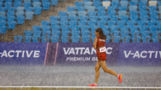 지난 8일(현지시간) 캄보디아 프놈펜에서 열린 제32회 동남아시아경기대회 여자 5000m 결승전에 뛰고 있는 보우 삼낭. 로이터 연합뉴스