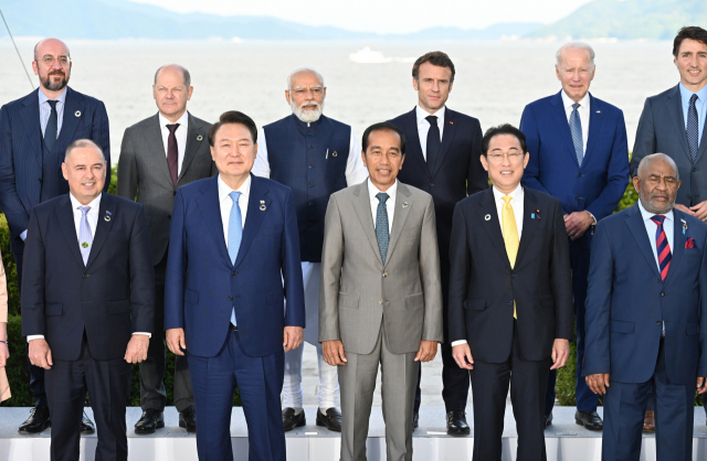 윤석열 대통령이 20일 일본 히로시마 그랜드프린스호텔에서 열린 G7 정상회의에서 각국 정상들과 기념사진을 촬영하고 있다. / 연합뉴스