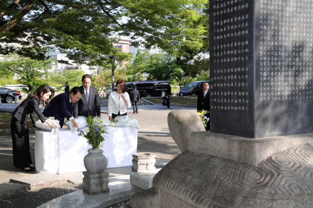 윤석열 대통령 부부와 기시다 후미오 일본 총리 부부가 21일 아침 일본 히로시마 평화공원 내 위치한 한국인 원자폭탄 희생자 위령비를 함께 찾아 헌화하고 있다. / 연합뉴스