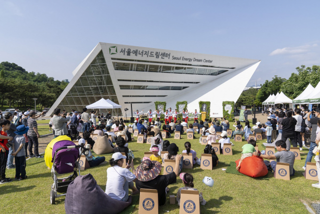 지난 20일 서울 마포구 서울에너지드림센터에서 열린 '제11회 난빛축제'에서 시민들이 다양한 공연을 관람하고 있다. 사진 제공=테트라팩 코리아