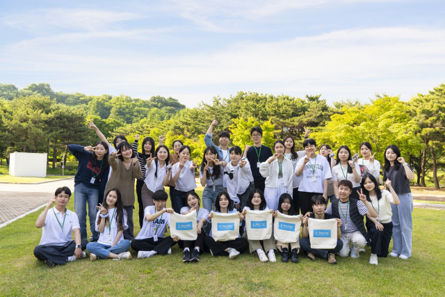 지난 20일 서울 마포구 서울에너지드림센터에서 열린 '제11회 난빛축제'와 함께 열린 '테트라팩 에코 서포터즈 발대식'에 참가한 서포터즈들이 기념촬영을 하고 있다. 사진 제공=테트라팩 코리아