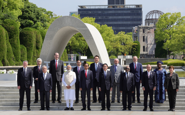 윤석열 대통령이 21일 일본 히로시마 평화기념공원에서 기시다 후미오 일본 총리를 비롯한 G7 정상회의 참가국 정상들과 원자폭탄 위령비 앞에서 기념사진을 촬영하고 있다. / 연합뉴스
