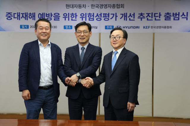 3일 서울 마포구 한국경영자총협회관에서 열린 한국경영자총협회·현대자동차 중대재해 예방을 위한 위험성평가 개선 추진단 출범식에서 류경희(가운데) 고용노동부 산업안전보건본부장이 참석자와 악수를 하고 있다. 연합뉴스