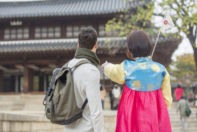 한국을 찾는 해외 여행객들이 늘어나면서 관광통역안내사들의 업무도 바빠졌다. 이미지투데이