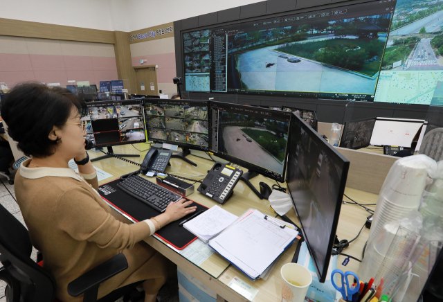 오산시 스마트시티 통합운영센터 관제사가 지난 18일 CCTV 화면을 보면서 관련 기관에 대응을 요청하고 있다. 사진제공=행안부