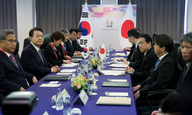 G7 정상회의 참관국 자격으로 일본을 방문 중인 윤석열 대통령이 21일 히로시마 평화기념공원 국제회의장에서 기시다 후미오 일본 총리와 한일 정상회담을 하고 있다. 연합뉴스