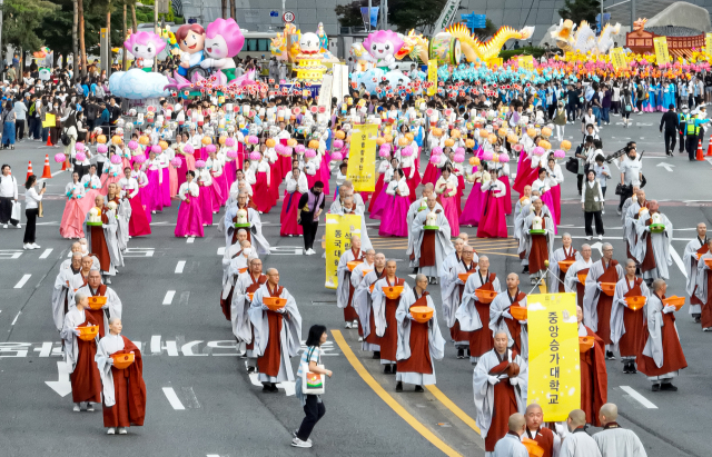 부처님오신날(5월27일)을 일주일 앞둔 지난 20일 서울 동대문 일대에서 대규모 연등 행렬이 이어지고 있다. 부처님오신날을 기념하는 행사는 다음 달 28일까지 진행된다. 연합뉴스