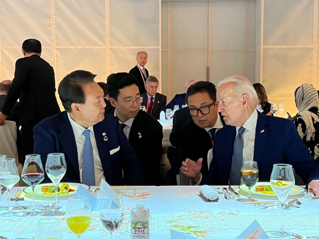 윤석열 대통령과 조 바이든 미국 대통령이 20일 일본 히로시마의 한 호텔에서 진행된 주요7개국(G7) 정상회의 친교 만찬에서 대화를 나누고 있다. 사진 제공=대통령실