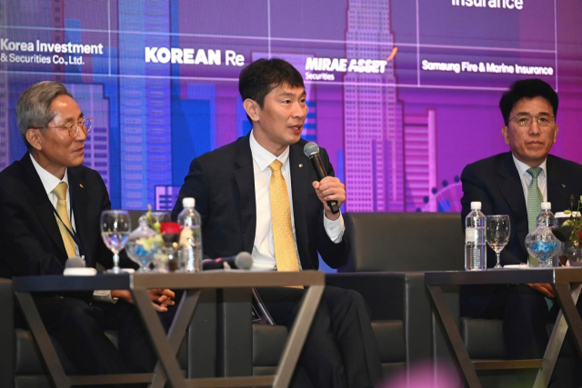 이복현(가운데) 금융감독원장이 9일 싱가포르에서 열린 해외 투자설명회(IR)에서 발언하고 있다. 왼쪽부터 윤종규 KB금융 회장, 이 원장, 함영주 하나금융 회장. 사진 제공=금융감독원