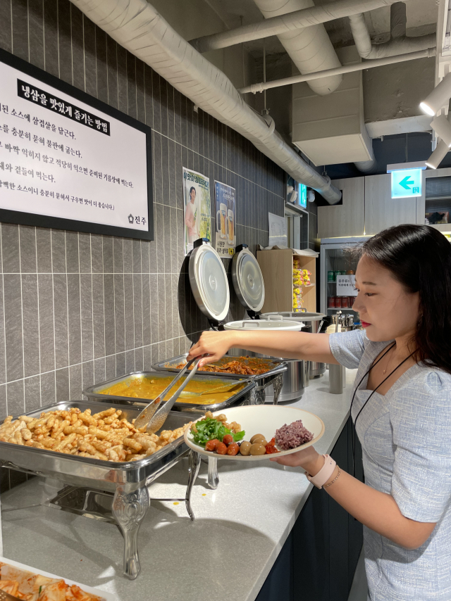 서울 강남구에 위치한 한식 뷔페 ‘진주가정식뷔페’에서 고객이 음식을 접시에 담고 있다. /신미진 기자