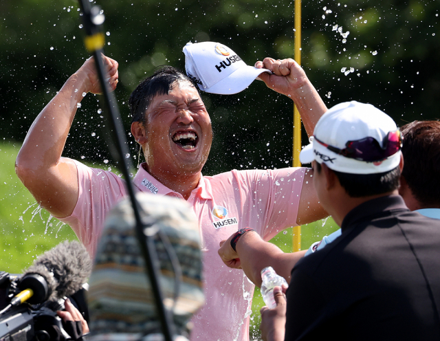 백석현이 21일 SK텔레콤 오픈 우승 뒤 축하 물 세례를 맞으며 포효하고 있다. 사진 제공=KPGA