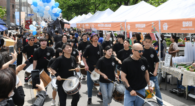 21일 서울 성북구 성북로 일대에서 열린 ‘제15회 성북세계음식축제 누리마실’에서 축제의 시작을 알리는 퍼레이드가 펼쳐지고 있다. 41개국 대사관저와 8개 대학이 소재해 다양한 문화가 함께하는 성북구의 특색을 음식으로 풀어낸 누리마실은 매해 4만여 명이 방문하는 강북지역 대표 축제다. 오승현 기자