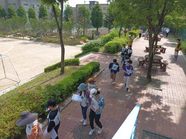 경기도융합과학교육원이 지난 20일 교육원 일대에서 진행한 자연관찰탐구대회 모습. 사진 제공 = 경기도교육청