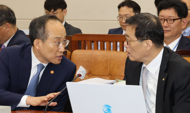 추경호 부총리 겸 기획재정부 장관과 이창용 한국은행 총재가 22일 열린 국회 기획재정위원회 전체회의에서 이야기를 나누고 있다. 연합뉴스