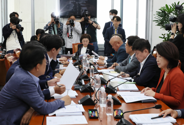 22일 국회에서 열린 국토교통위원회 국토법안심사소위원회에서 김정재 소위원장이 의사봉을 두드리고 있다. 연합뉴스