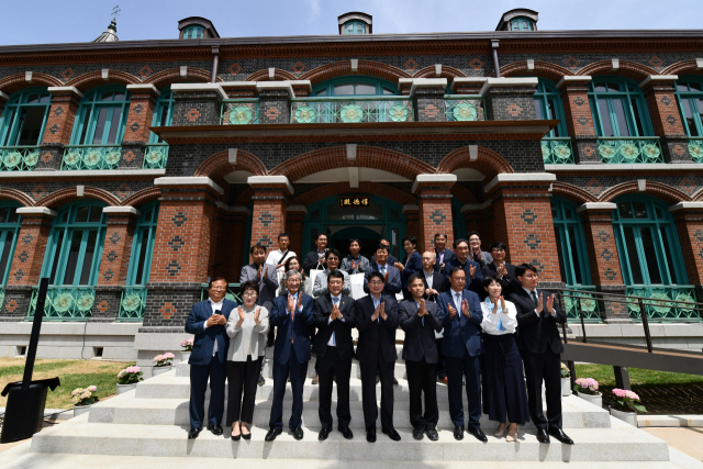 22일 오전 돈덕전 현판식을 가진 후 참석자들이 기념 촬영을 하고 있다. 사진 제공=문화재청