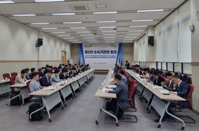 안종주 안전보건공단 이사장 등 임직원이 22일 KT인재개발원에서 산재감축을 위한 회의를 열고 있다. 사진제공=안전공단