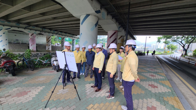 이정곤(오른쪽 세번째) 양산부시장이 관계 공무원, 민간 전문가와 함께 ‘2023년 대한민국 안전대전환’ 안전점검을 하고 있다. /사진제공=양산시