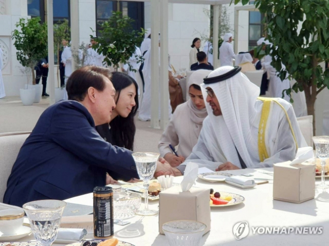 윤석열 대통령이 지난 1월 아부다비 대통령궁에서 열린 한-UAE 정상회담을 마친 후 무함마드 빈 자예드 알 나흐얀 UAE 대통령과 대화하고 있다. 연합뉴스