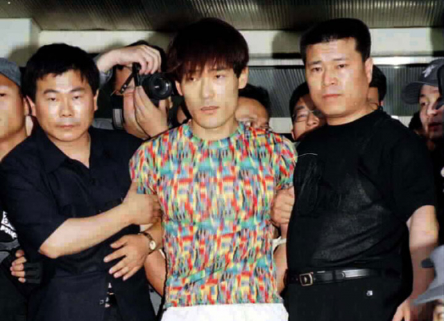 1999년 7월 16일 전남 순천에서 검거된 신창원이 부산으로 압송되기 위해 경찰서를 나서고 있다. 연합뉴스