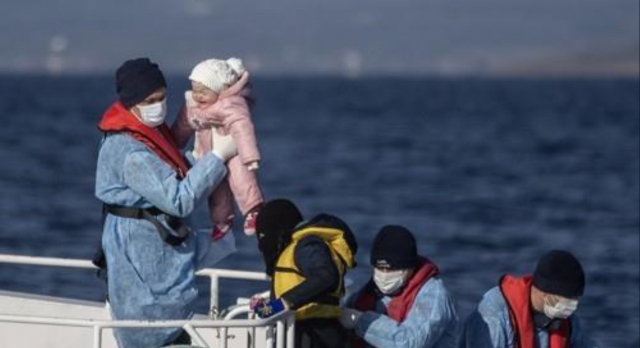 그리스 바다를 떠돌던 난민 아기가 튀르키예 경비대에 구조되고 있다. EPA 연합뉴스 갈무리