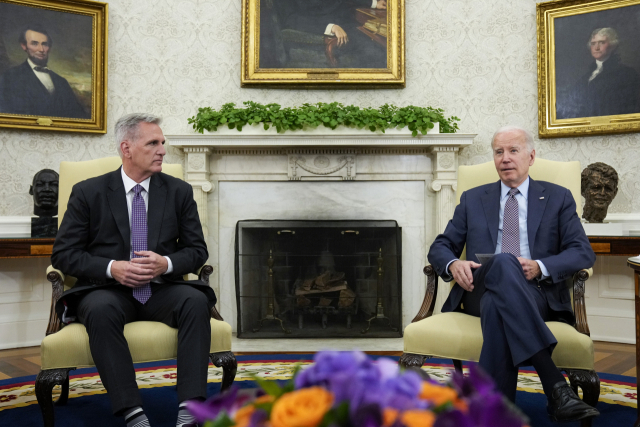 조 바이든(오른쪽) 미국 대통령이 22일(현지 시간) 백악관에서 케빈 매카시 하원 의장과 연방정부 부채한도 협상을 위한 담판을 하기 전에 모두 발언을 하고 있다. AP연합뉴스