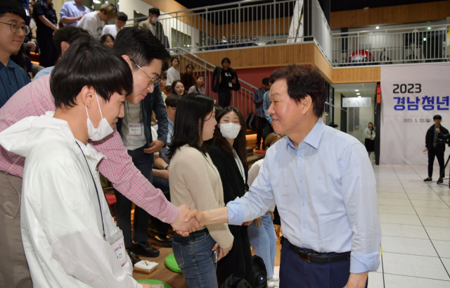 박완수 경남도지사가 22일 경남 콘텐츠코리아랩에서 개최한 ‘청년, 꿈을 향해 도전하라’에 참석한 청년들과 인사를 나누고 있다. /사진제공=경남도