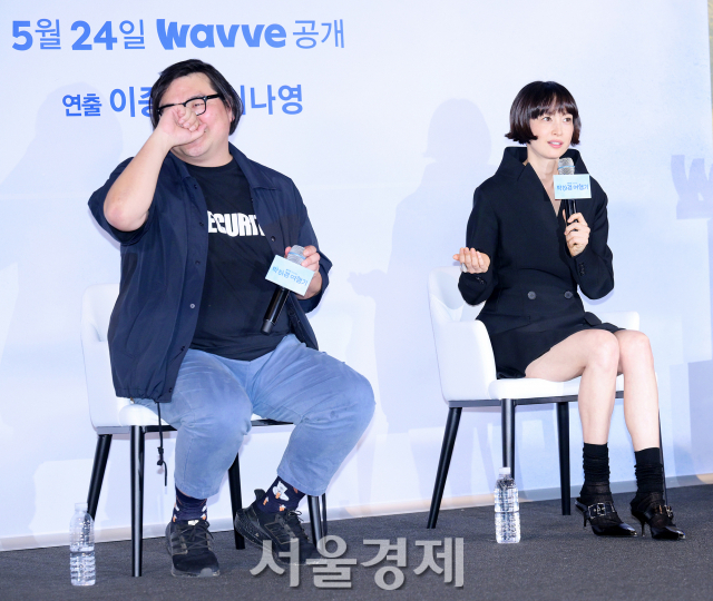 배우 이나영이 23일 오후 서울 용산구 CGV 용산아이파크몰에서 진행된 웨이브 오리지널 시리즈 ‘박하경 여행기’(극본 손미/연출 이종필)언론 초청 시사 간담회에서 소감을 말하고 있다. 김규빈 기자