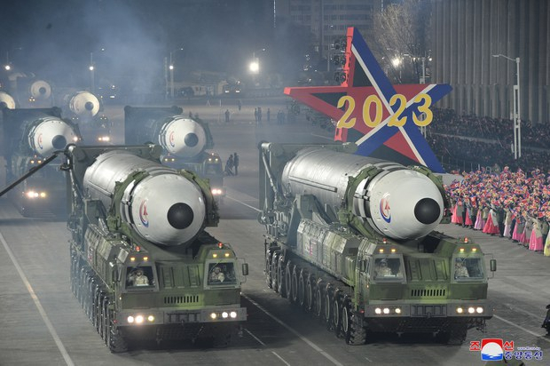 북한이 올해 2월8일 열병식에서 공개한 대륙간탄도미사일(ICBM) 화성 17형 대열. /연합뉴스