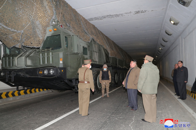 북한이 지난 4월 13일 고체연료 ICBM 화성 -18형을 발사한 이틀날 북한 매체를 통해 공개한 지하 터널. 김정은 국무위원장과 이동식 발사체에 실린 ICBM이 보인다. /연합뉴스