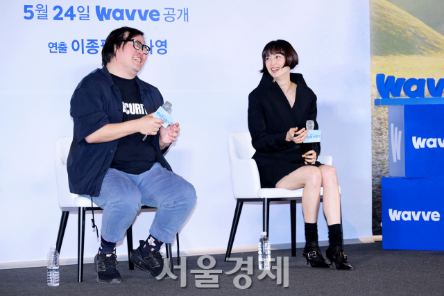 배우 이나영과 이종필 감독이 23일 오후 서울 용산구 CGV 용산아이파크몰에서 진행된 웨이브 오리지널 시리즈 ‘박하경 여행기’(극본 손미/연출 이종필)언론 초청 시사 간담회에서 즐거운 시간을 보내고 있다. 김규빈 기자