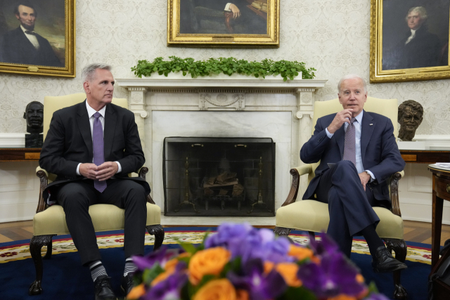 조 바이든(오른쪽) 대통령이 22일(현지 시간) 워싱턴DC 백악관에서 공화당의 케빈 매카시 하원의장과 만나 부채한도 증액 문제를 논의하고 있다. 이날 매카시는 협상이 생산적이었지만 합의에는 도달하지 못했다고 밝혔다./AP연합뉴스