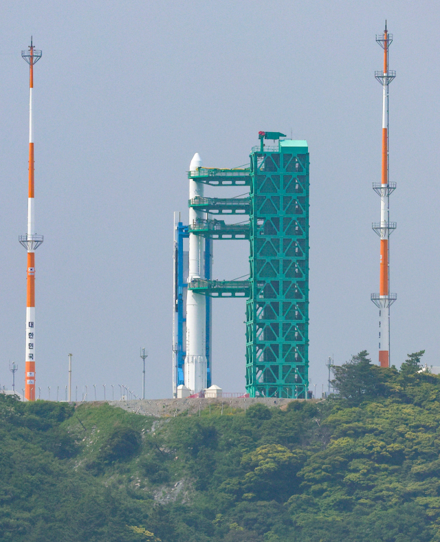 한국형 발사체 누리호(KSLV-Ⅱ)가 3차 발사를 하루 앞둔 23일 오전 전남 고흥군 나로우주센터에 기립된 누리호가 발사대에 고정돼 있다. 고흥=연합뉴스