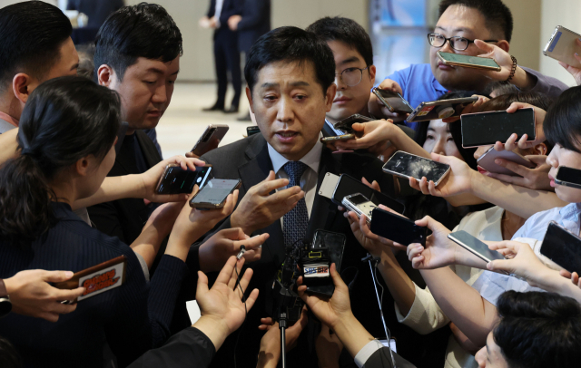 김주현 금융위원장이 23일 서울 여의도 한국거래소에서 열린 불공정거래 근절을 위한 유관기관 합동토론회에 참석한 후 회의장을 나서다가 기자들의 질문에 답하고 있다. 연합뉴스김주현 금융위원장이 23일 서울 여의도 한국거래소에서 열린 불공정거래 근절을 위한 유관기관 합동토론회에 참석한 후 회의장을 나서다가 기자들의 질문에 답하고 있다. 연합뉴스