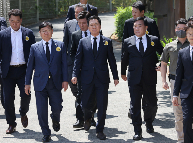 김기현(가운데) 국민의힘 대표가 23일 경남 김해시 봉하마을에서 열린 고(故) 노무현 전 대통령 서거 14주기 추도식에 참석하고 있다. 김해=연합뉴스