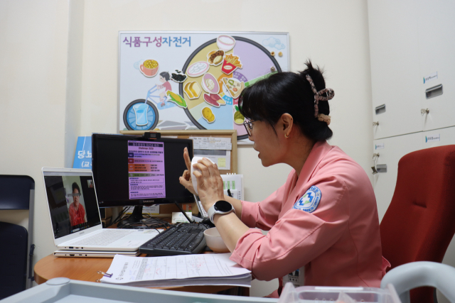 경기의료원 파주병원 상담간호사가 비대면 진료 플랫폼 ‘닥터콜’을 통해 당뇨병 환자에게 혈당조절을 위한 식이요법에 대해 교육하고 있다. 사진 제공=라이프시맨틱스