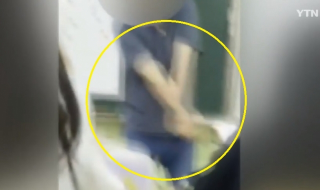 경기도의 한 초등학교 교사가 수업 중 골프채로 스윙 연습을 하고 있다. YTN 보도화면 갈무리