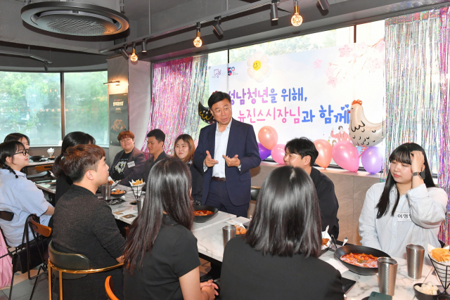 23일 오후 분당구 야탑동 한 식당에서 청년정책협의회 임직원과 간담회 갖는 신상진 성남시장. 사진 제공 = 성남시