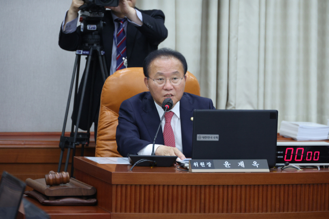 24일 국회에서 열린 운영위원회 전체회의에서 윤재옥 위원장이 회의를 주재하고 있다.연합뉴스