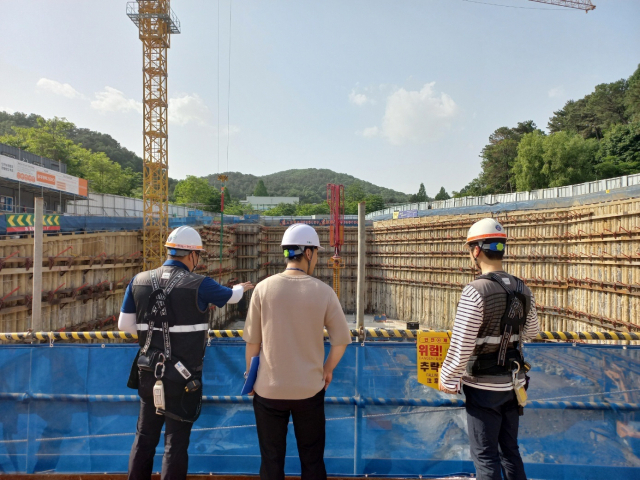 용인시 관계자들이 건설현장 안전점검에 나선 모습. 사진 제공 = 용인시