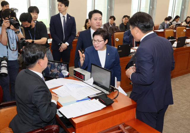 24일 오전 국회에서 열린 환경노동위원회 전체회의에서 여당 간사인 국민의힘 임이자(오른쪽 두 번째) 의원이 노동조합법 개정안(노란봉투법)의 본회의 직회부 요구안 상정에 대해 전해철(왼쪽) 위원장에게 항의하고 있다. 연합뉴스