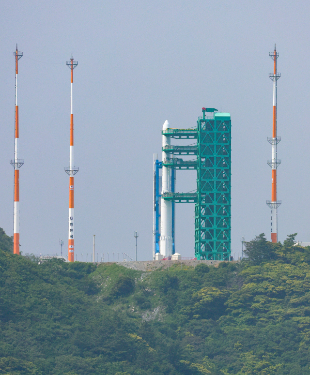 한국형 발사체 누리호(KSLV-Ⅱ)가 3차 발사를 하루 앞둔 23일 오전 전남 고흥군 나로우주센터에 기립된 누리호가 발사대에 고정돼 있다. 연합뉴스