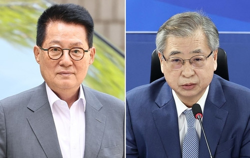 박지원(81·오른쪽) 전 국가정보원장과 서훈(69) 전 국가안보실장